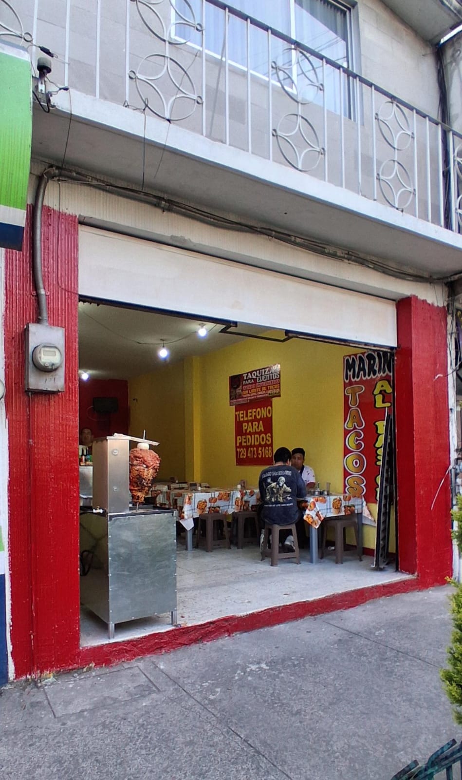 Interior de Tacos Marín en Toluca, con mesas y ambiente familiar