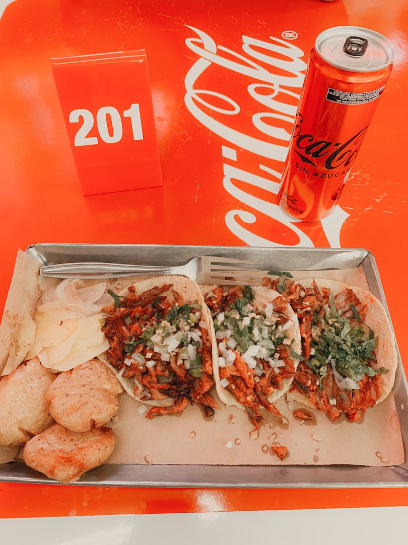 Tacos de chorizo sazonado con cilantro, cebolla y salsa en tortilla de maíz
