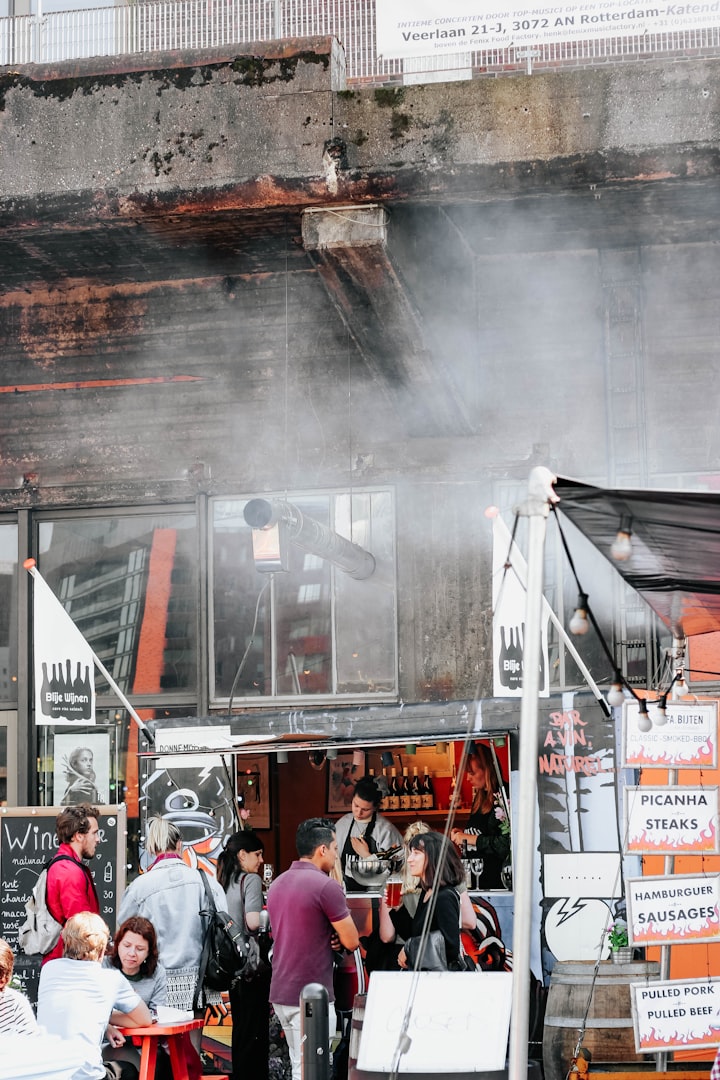 Cliente disfrutando tacos al pastor en Tacos Marín, Toluca, con salsa