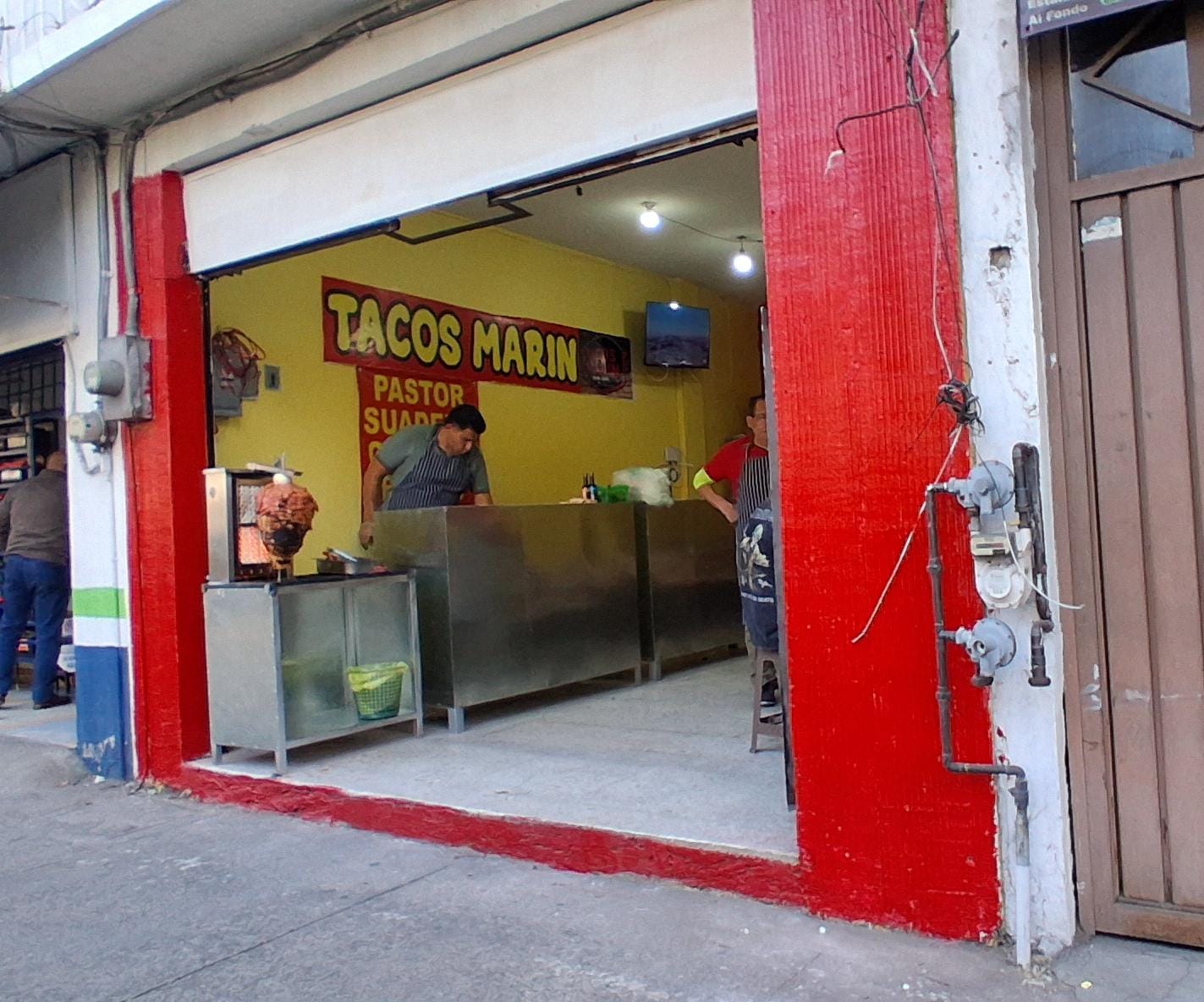 Interior de Tacos Marín en Toluca, con mesas y ambiente familiar